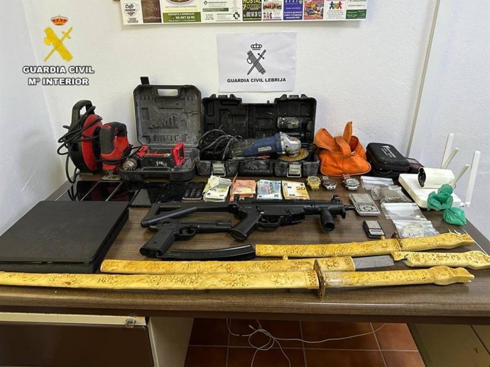 Objetos recuperados por la Guardia Civil en el interior del piso de Lebrija convertido en punto de venta de droga.