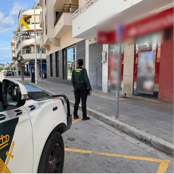 Agente de la Guardia Civil durante una actuación en Almería.