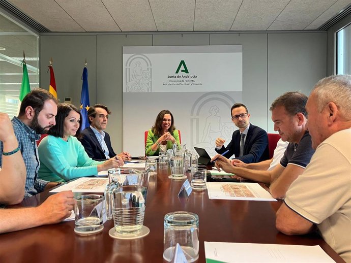 Archivo - Reunión de la consejera de Fomento, Rocío Díaz,  con el alcalde de Martín de la Jara, Manuel Sánchez; la alcaldesa de Los Corrales, Buensuceso Morillo, y la Plataforma Ciudadana por unas Carreteras Dignas