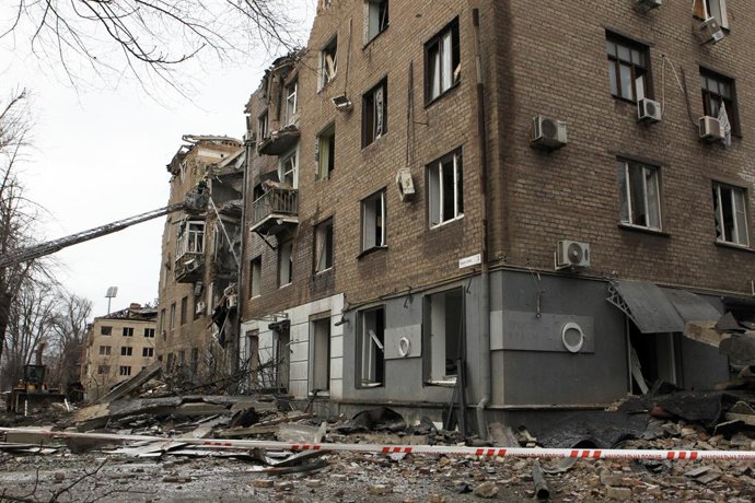 Archivo - Arquivo - 9 de janeiro de 2026, Kryvyi Rih, Ucrânia: Bombeiros extinguem focos de incêndio entre os escombros de um prédio residencial de vários andares parcialmente destruído como resultado de um ataque com mísseis russos em Kryvyi Rih, Ucrânia