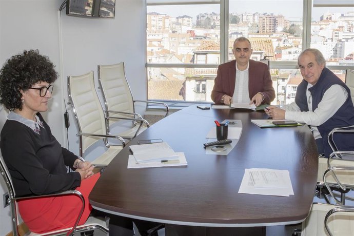 L consejero de Fomento, Vivienda, Ordenación del Territorio y Medio Ambiente, Roberto Media, recibe al alcalde de Potes, Javier Gómez