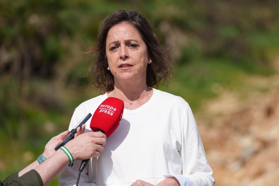La consejera de Sostenibilidad y Medio Ambiente de la Junta de Andalucía, Catalina García atiende a los medios durante su visita a caminos de Burguillos (Sevilla). A 1 de marzo de 2026 en Sevilla, (foto de archivo).