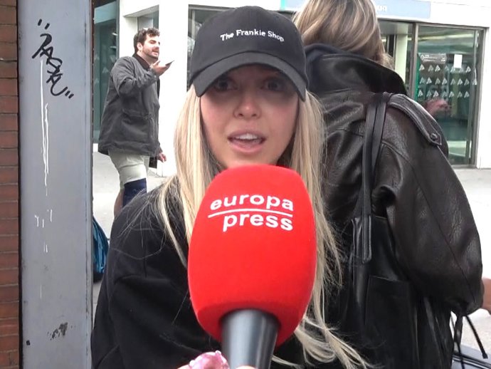 Ana Mena a su llegada a Madrid tras actuar en la gala de los Goya