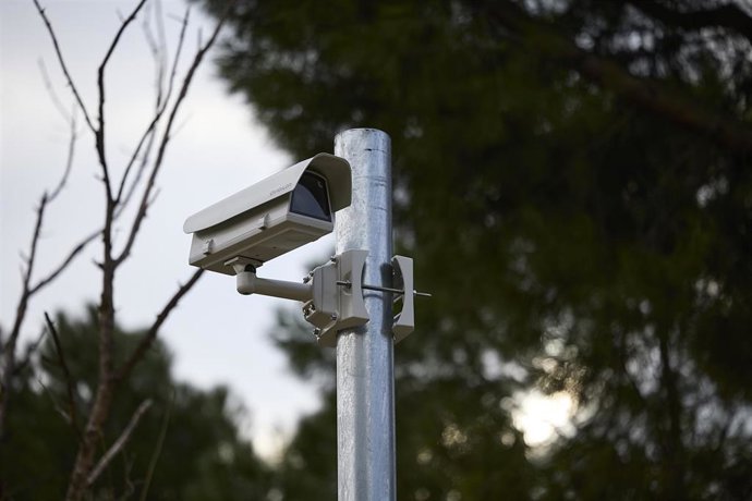 Archivo - Cámaras de seguridad dotadas con inteligencia artificial, instaladas en el parque de Pradolongo, a 13 de enero de 2026, en Madrid (España). El alcalde, acompañado de la vicealcaldesa y la concejala de la localidad, así como por mandos de la Poli