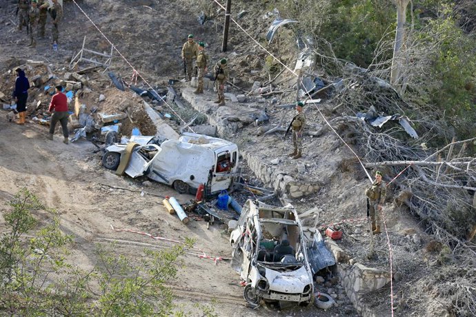 Archivo - Arquivo - KFARDOUNINE, 26 de janeiro de 2026 — Soldados do Exército Libanês e membros da equipe de resgate inspecionam o local de um ataque aéreo israelense em Kfardounine, sul do Líbano, em 25 de janeiro de 2026. Dois membros do Hezbollah foram