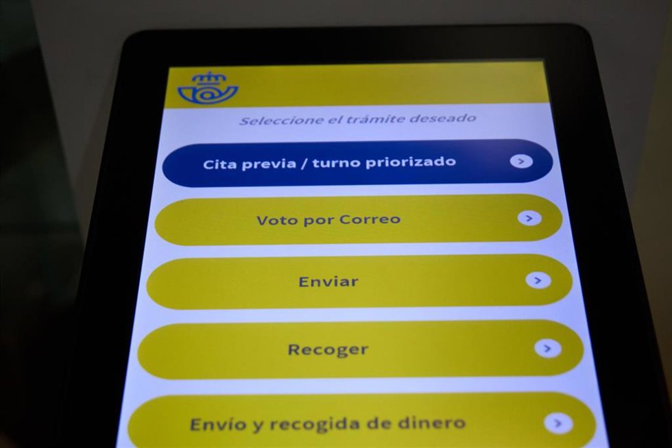 Archivo - Menú de solicitación de cita previa en la oficina de Correos de Cibeles, a 1 de junio de 2023, en Madrid (España). La solicitud de voto por correo puede realizarse en todas las oficinas de Correos de España. Esta petición debe ser realizada pe
