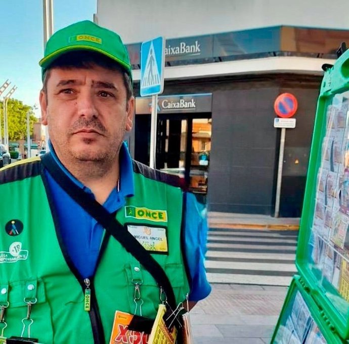 Miguel Ángel Bautista, vendedor de la ONCE en Alcalá, tras repartir 200.000 euros en premios.
