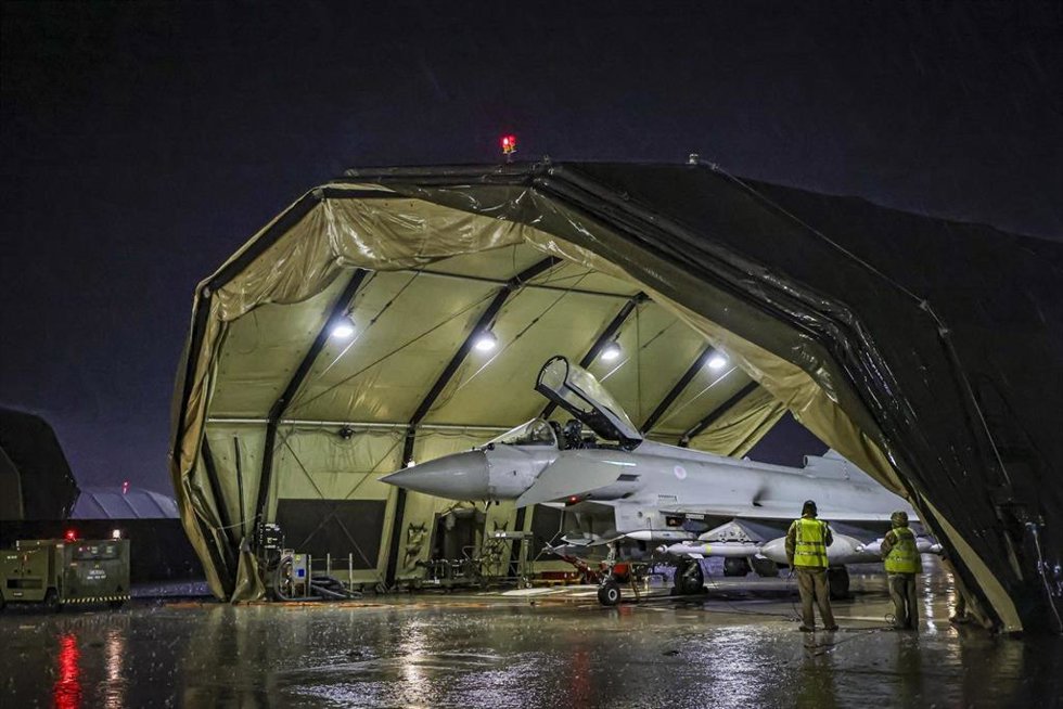 Archivo - Un caza Royal Air Force Typhoon FGR4 en la base británica Akrotiri (Chipre)