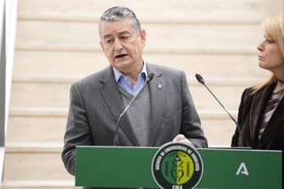 El consejero de Sanidad, Presidencia y Emergencias de la Junta de Andalucía, Antonio Sanz (5d), interviene en la inauguración de la nueva sede de la Agencia de Emergencias de Andalucía (EMA) en Huelva. 