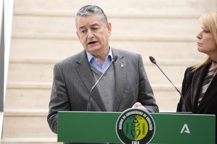 El consejero de Sanidad, Presidencia y Emergencias de la Junta de Andalucía, Antonio Sanz (5d), interviene en la inauguración de la nueva sede de la Agencia de Emergencias de Andalucía (EMA) en Huelva. 