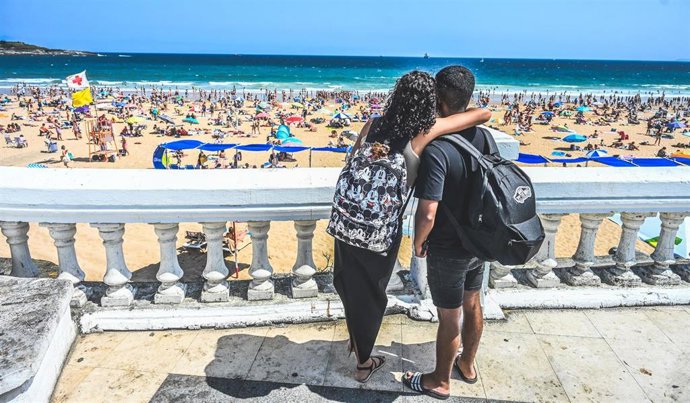Archivo - Turistas haciendo fotos en la Primera playa de El Sardinero, a 10 de agosto de 2025, en Santander, Cantabria (España)