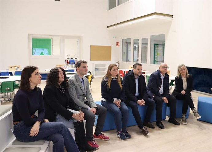 El alcalde de Tudela, Alejandro Toquero; el consejero de Educación del Gobierno de Navarra, Carlos Gimeno, y la concejala de Educación, Laura Casanova, en la inauguración del aula Ikasnova del colegio Elvira España.