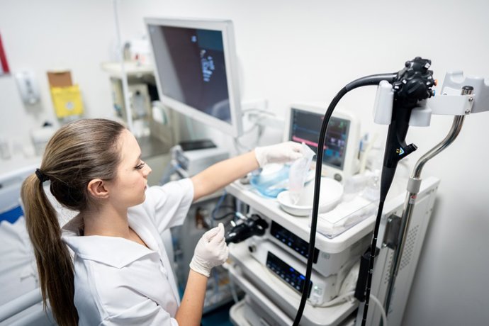 Archivo - Arquivo - Enfermeira preparando o quarto do hospital - Endoscópio