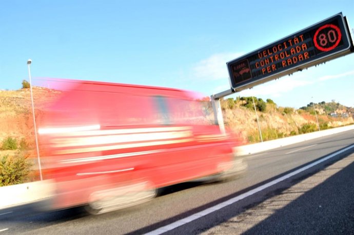 Señal que indica reducir la velocidad