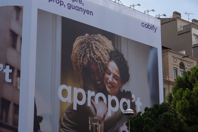 Archivo - Un cartell publicitari de Cabify