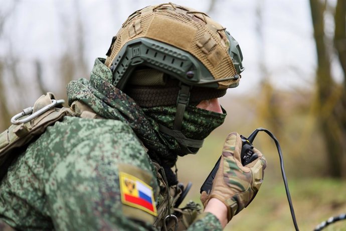 RÚSSIA, REGIÃO DE KHERSON - 27 DE FEVEREIRO DE 2026: Um sinalizador da 126ª Brigada de Defesa Costeira, 18º Exército de Armas Combinadas, Grupo de Forças Dnepr, instala um sistema de comunicação via satélite SNARK-100R durante a operação militar especial.