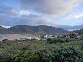 Caravanas y autocaravanas estacionadas en el litoral del Parque Natural de Cabo de Gata-Níjar (Almería).
