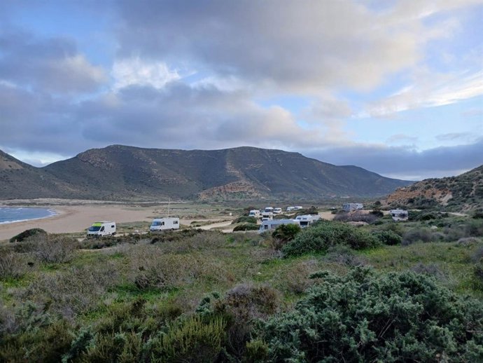 Caravanas y autocaravanas estacionadas en el litoral del Parque Natural de Cabo de Gata-Níjar (Almería).