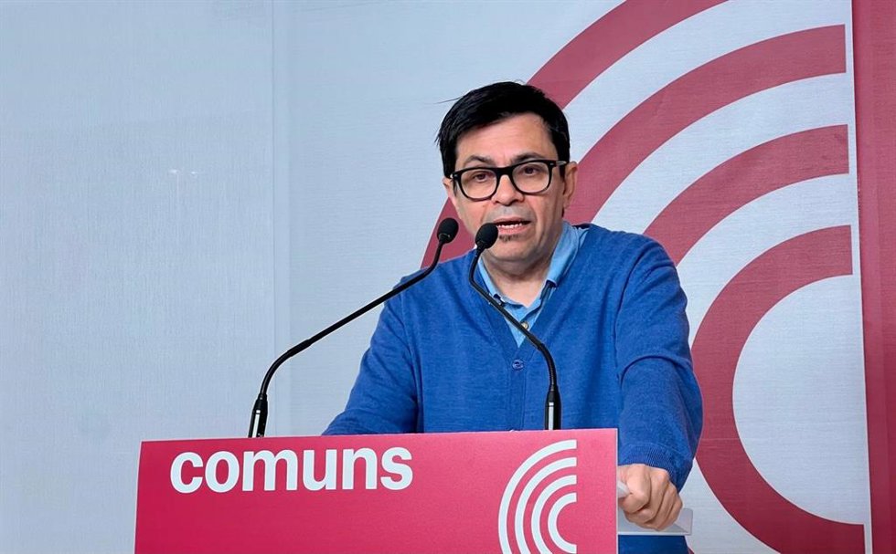 El portavoz de los Comuns y secretario primero de la Mesa del Congreso, Gerardo Pisarello, en una rueda de prensa desde la sede del partido