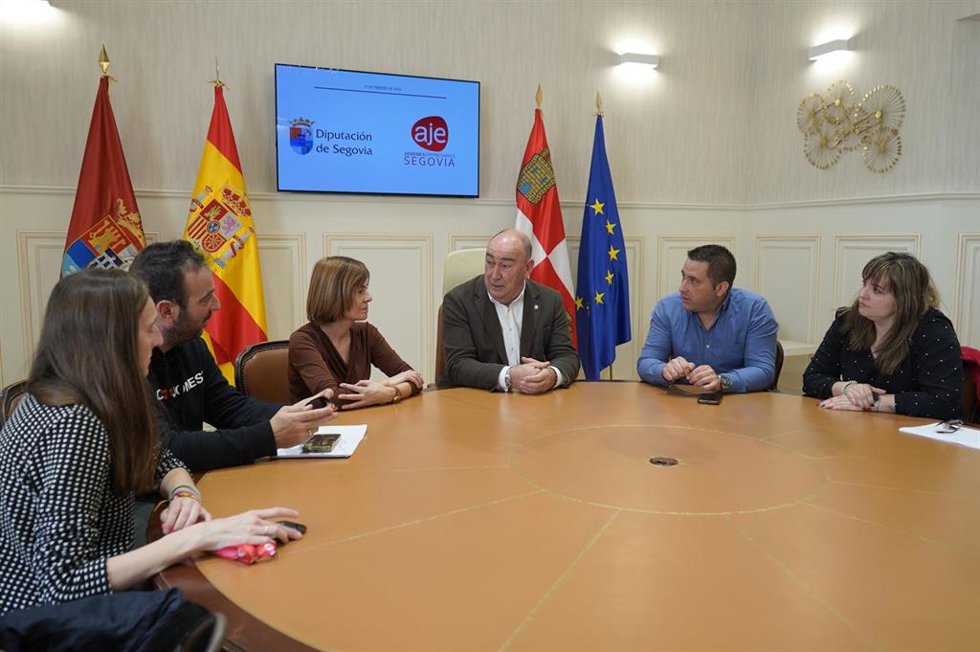 De Vicente con los responsables de AJE.