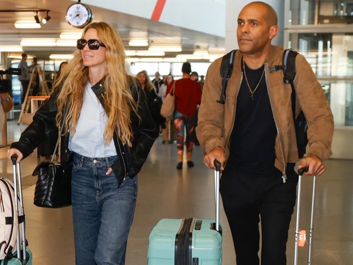 Vanesa Romero y su novio a su llegada a Atocha tras asistir a la gala de los Goya el sábado en Barcelona