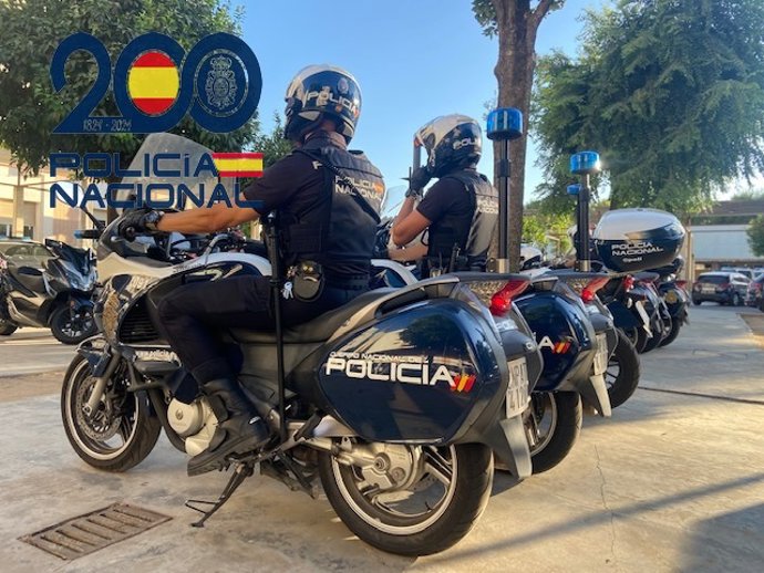 Archivo - Unidad de la policía nacional en moto.