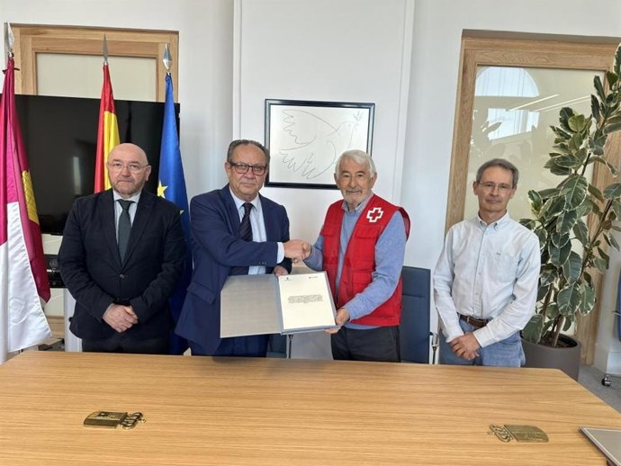 El Gobierno de Castilla-La Mancha y Cruz Roja refuerzan su colaboración.