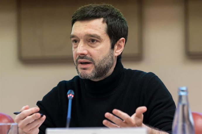 Imagen del ministro de Derechos Sociales, Consumo y Agenda 2030, Pablo Bustinduy, durante una jornada sobre la regularización de la publicidad de alimentos no saludables, en el Congreso.