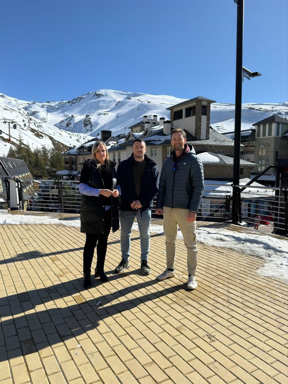 El presidente de la Asociación de Empresarios de Sierra Nevada, Ordoño Vázquez, junto a la portavoz del PP de Monachil, Cristina Marín.