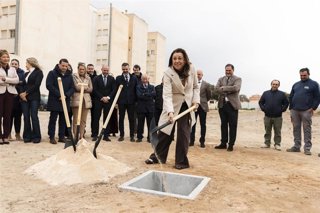 La consejera de Desarrollo Educativo y FP de la Junta de Andalucía, María del Carmen Castillo, participa en el acto de colocación de la primera piedra de las obras del nuevo IES Las Marinas, en Roquetas de Mar (Almería).