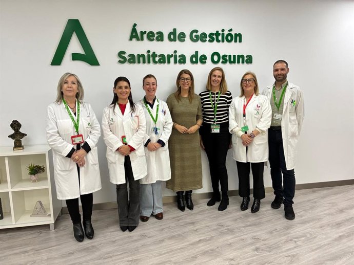 La delegada territorial de la Consejería de Sanidad en Sevilla, Silvia Pozo, en su visita al Hospital Universitario La Merced de Osuna (Sevilla)