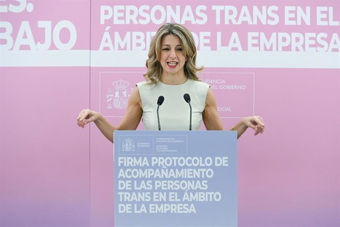 La vicepresidenta segunda, Yolanda Díaz, durante la firma del Protocolo de acompañamiento para las personas trans en el ámbito de la empresa, en la Escuela de Organización Industrial, a 26 de febrero de 2026, en Madrid (España). 