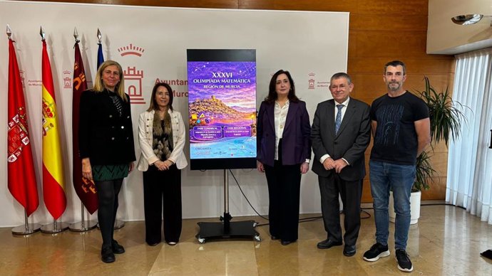 Presentación de la Olimpiada Matemática a cargo de la concejal de Gobierno Abierto, Promoción Económica y Empleo, Mercedes Bernabé; junto a la edil de Educación y Atención a la Ciudadanía, Belén López
