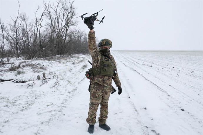 RÚSSIA, REGIÃO DE ZAPOROZHYE - 2 DE FEVEREIRO DE 2026: Um sapador de um batalhão de engenheiros da divisão de assalto aéreo de montanha da guarda de Novorossiysk das tropas aerotransportadas russas lança um drone na frente de Zaporozhye da operação milita