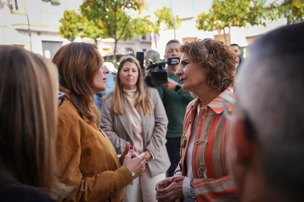 La vicepresidenta primera del Gobierno y ministra de Hacienda, María Jesús Montero (d), visita acompañada por la alcaldesa de Cantillana (Sevilla), Rocío Campos (i), visita zonas del municipio que se vieron gravemente afectadas por el pasado temporal, p