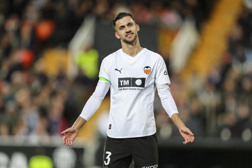 El central del Valencia José Copete durante un partido