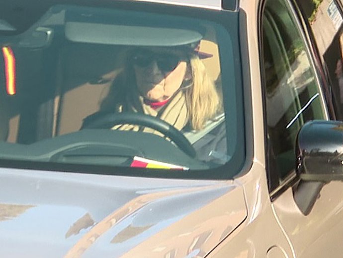 La infanta Elena, discreta sobre el conflicto entre Estados Unidos, Israel e Irán que ha sorprendido al Rey Juan Carlos en Emiratos Árabes