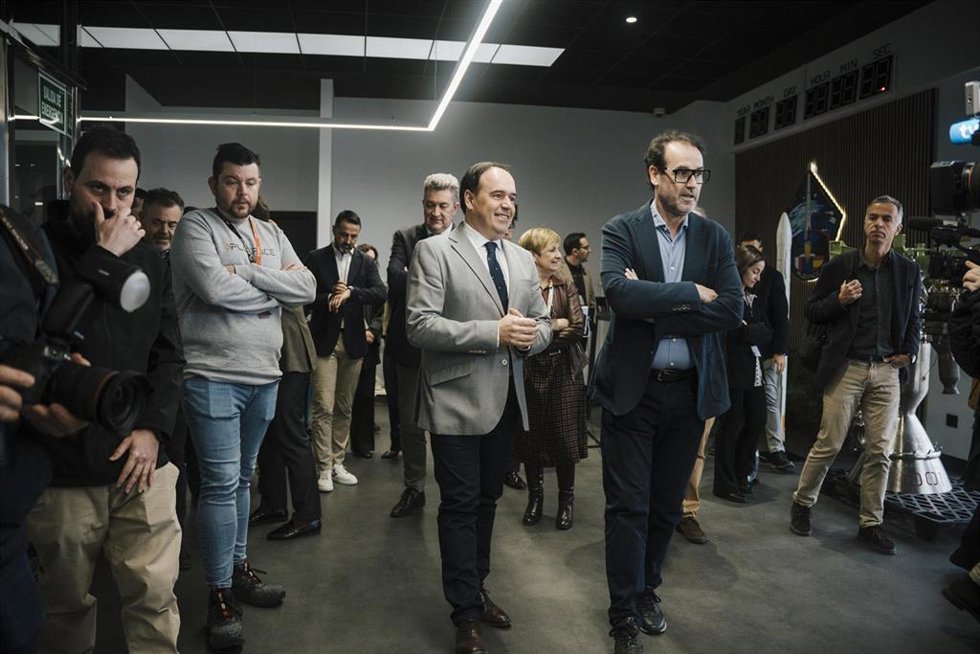 El 'president' de la Generalitat, Juanfran Pérez Llorca, durante su visita este lunes a PLD Space, en Elche (Alicante)
