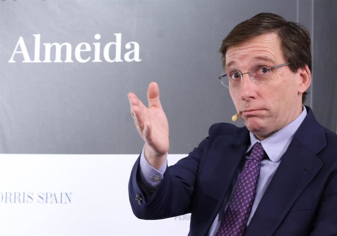 El alcalde de Madrid, José Luis Martínez- Almeida, durante el coloquio ‘Ellas preguntan’, en la sede de Artículo 14, a 23 de febrero de 2026, en Madrid (España). Almeida ha protagonizado el primer coloquio de este formato organizado por Artículo 14.