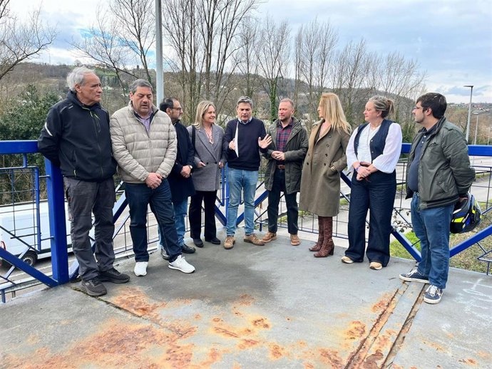 El diputado regional del PP de Asturias y portavoz de Infraestructuras, Pedro de Rueda, en la estación Feve, Ciaño.