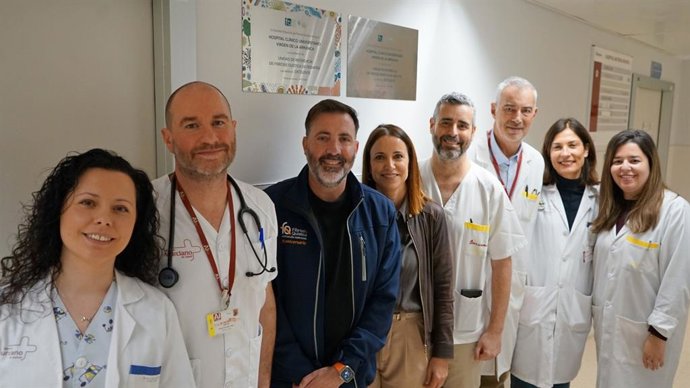 La gerente del SMS, Isabel Ayala, junto al presidente de la Asociación Murciana de Fibrosis Quística y los profesionales de la Unidad del hospital Virgen de la Arrixaca