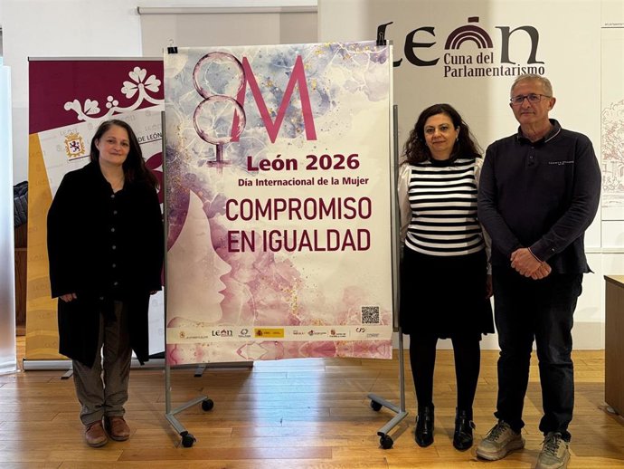 La concejala de Igualdad, Mercedes Escudero (centro), junto a Cristina Izquierdo, del Colectivo de Mujeres Creadoras (izquierda) y Juan José Compadre, coordinador de Información, Atención Social y Residencias en el Ayuntamiento.