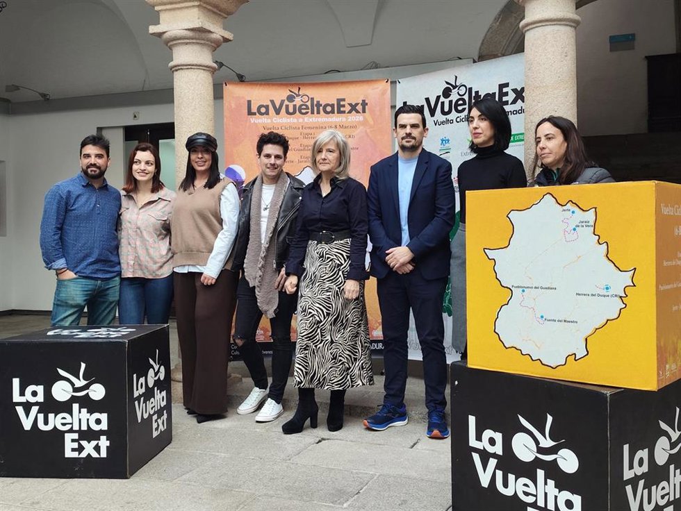 Artistas que actuarán al término de cada etapa de la Vuelta Ciclista a Extremadura Femenina y responsables de la organización del evento deportivo.