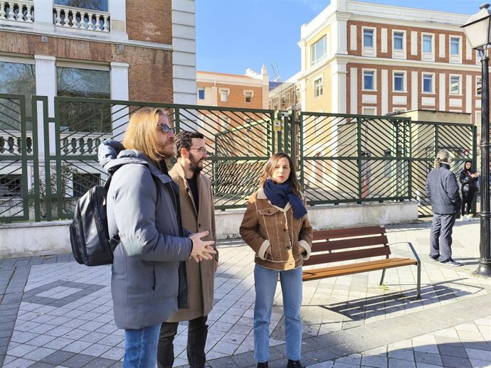 La diputada y secretaria general de Podemos, Ione Belarra, junto al secretario de Organización de la formación, Pablo Fernández, (izquierda) y el candidato a la Presidencia de la Junta por Podemos-Alianza Verde, Miguel Ángel Llamas, (centro).