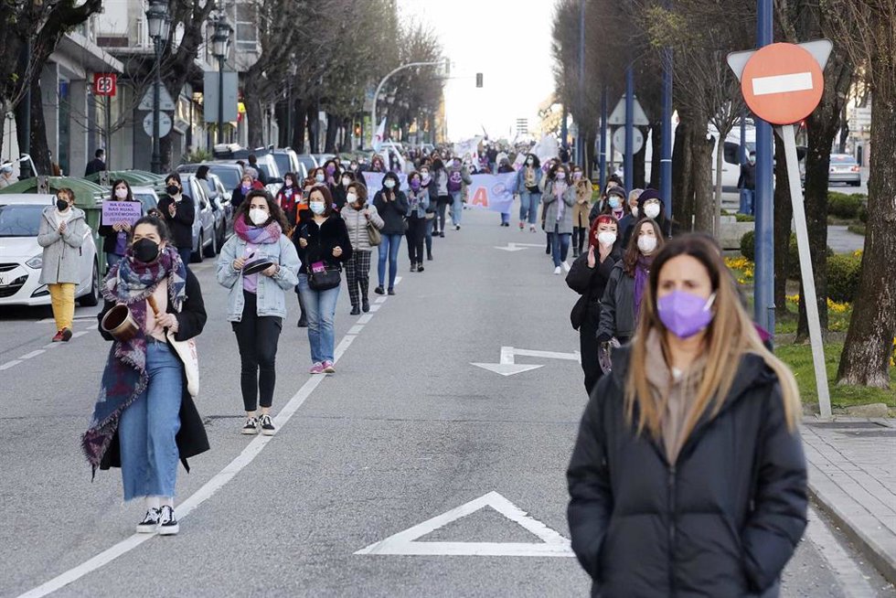 Archivo - Varias mujeres participan en una manifestación feminista convocada por Galegas8M en Vigo, Pontevedra, Galicia (España), a 8 de marzo de 2021.