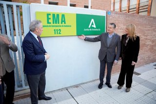 El consejero de Sanidad, Presidencia y Emergencias de la Junta de Andalucía, Antonio Sanz (2d), junto a la alcaldesa de Huelva, Pilar Miranda, en la inauguración de la nueva sede de la Agencia de Emergencias de Andalucía (EMA) 