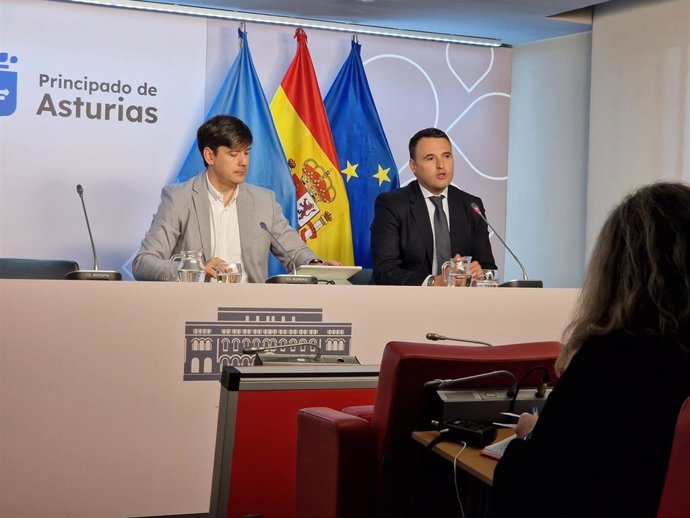 El consejero de Ciencia, Industria y Empleo, Borja Sánchez, y el consejero de Hacienda, Justicia y Asuntos Europeos y portavoz del gobierno, Guillermo Peláez, informan en rueda de prensa de los acuerdos adoptados.