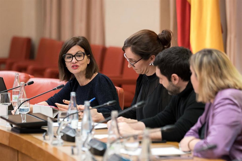 La ministra de Sanidad, Mónica García (c), el ministro de Derechos Sociales, Consumo y Agenda 2030, Pablo Bustinduy (d), y la ministra de Juventud e Infancia, Sira Rego (i), durante una jornada sobre la regularización de la publicidad de alimentos no sa