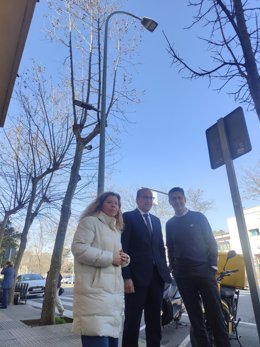 El alcalde de Cáceres, Rafael Mateos, junto a la concejala de Participación Ciudadana, Jacobi Ceballos, y el concejal de obras, Víctor Bazo