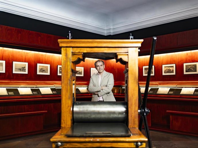 Archivo - Luis Zueco con la serie 'Los Caprichos' de Goya, protagonistas de su última novela